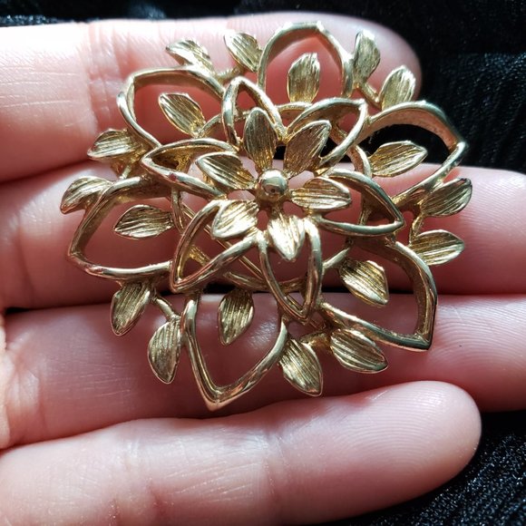 Vintage 1962 Gold Tone Circular Flower Brooch by Sarah Coventry Signed - Picture 3 of 8